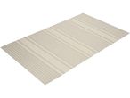 Tappeto rettangolare beige con strisce più chiare. 