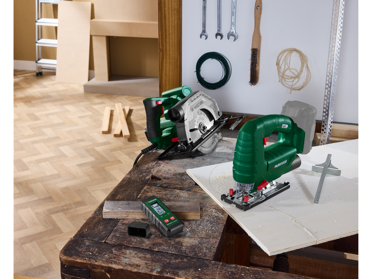 Serra circular, serra tico-tico e medidor de humidade numa bancada de trabalho