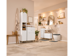 Baie cu dulapuri albe LIVARNO® Sideskab, chiuvetă, toaletă și accesorii în tonuri naturale.