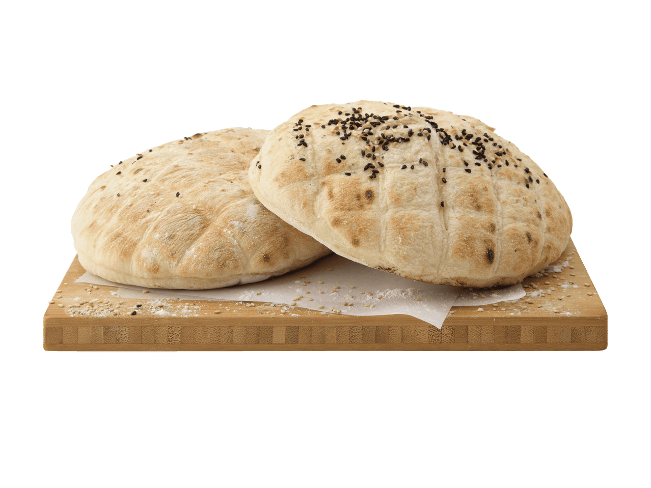 Zwei frisch gebackene Fladenbrote mit Sesam auf einem Holzbrett.