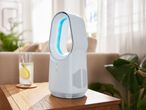 Un Mini ventilatore da tavolo con LED SILVERCREST®, bianco elegante su un tavolino.