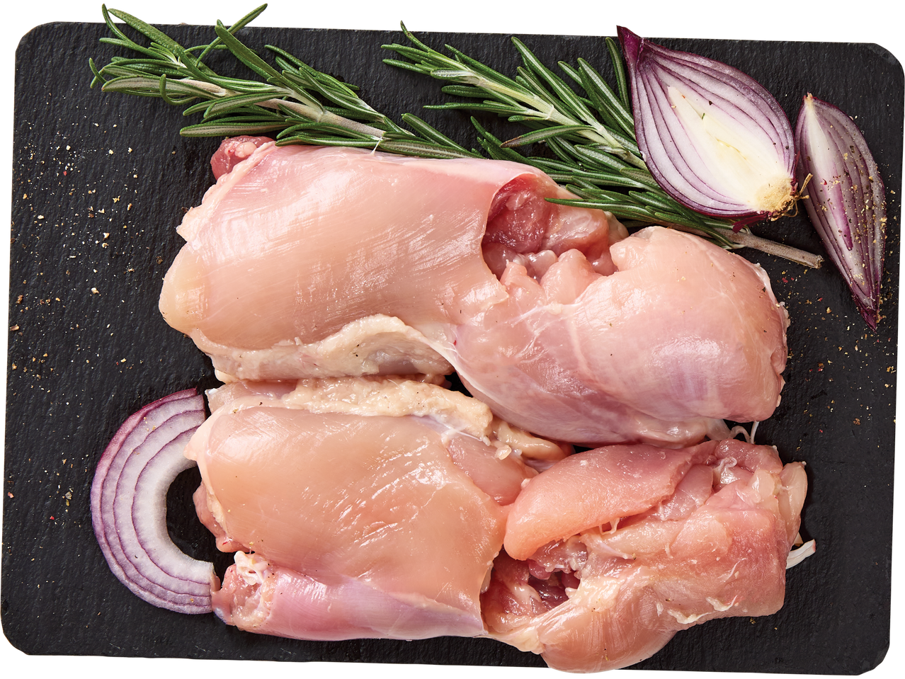 Toores kana kintsuliha ja koivad rosmariini ja punase sibulaga tumedal laual.