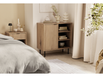 Cómoda LIVARNO home num quarto com cama e candeeiro de cabeceira.