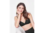 Žena u Esmara® Soft-BH grudnjaku, pozira s rukom na bradi.