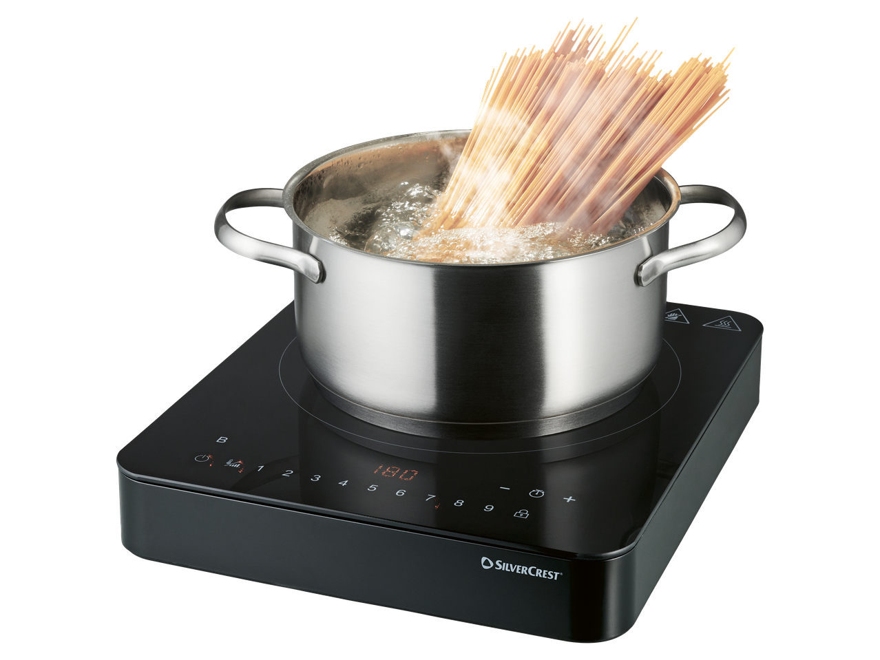 Indukciós főzőlap fazékkal, amiben tészta fő, fekete háttér előtt.