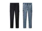 Zwei Paar Cargo-Hosen, eine in Schwarz und eine in Hellblau, mit elastischem Bund und Kordelzug.