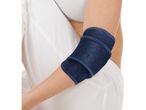 Una persona indossa un Cuscino gel per terapia caldo/freddo blu scuro per il gomito.