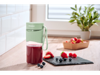 Blender de smoothie Silvercrest® cu smoothie de fructe de pădure și fructe proaspete pe un blat de bucătărie.