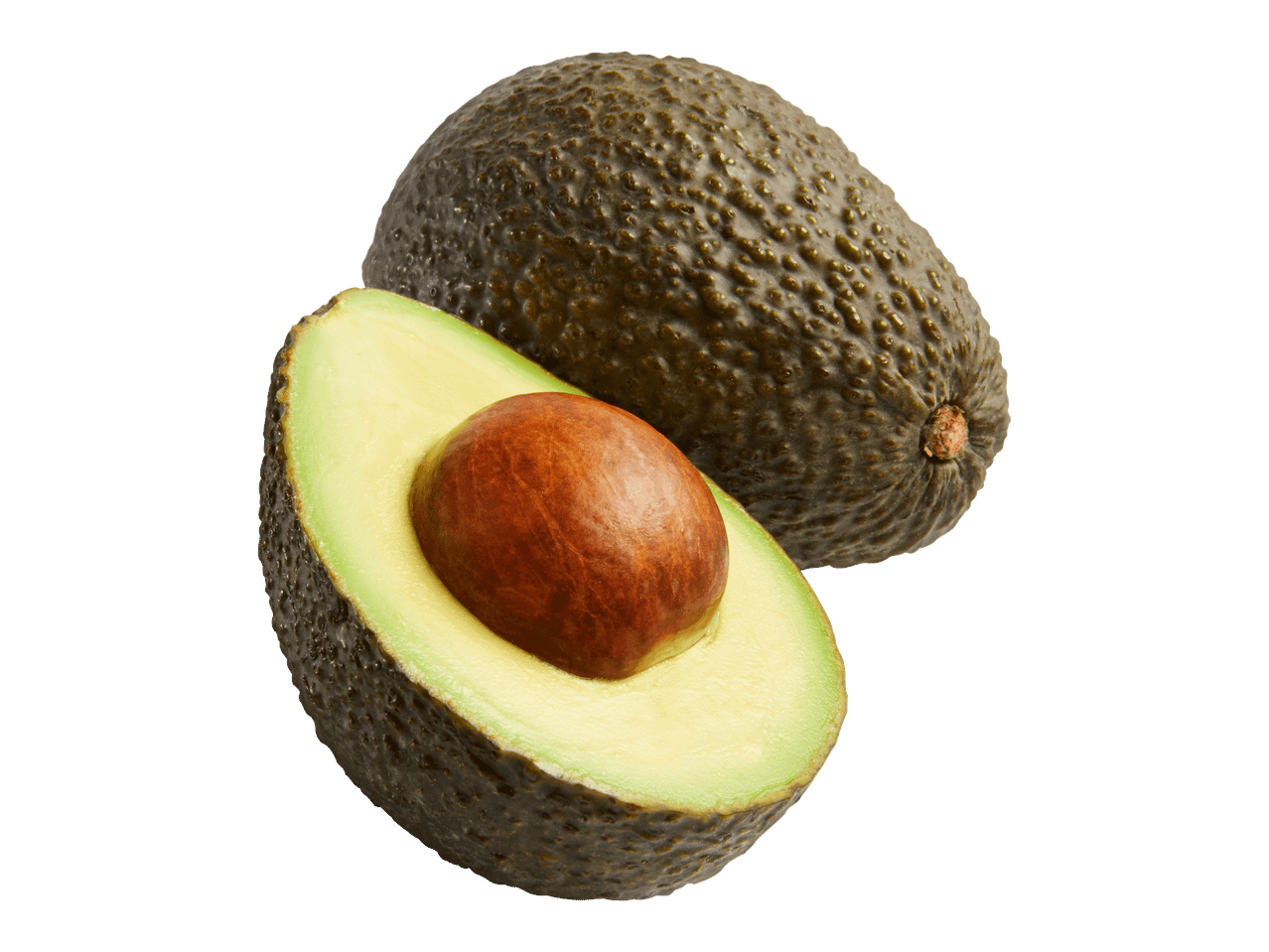Avokado ja puolikas avokado, jossa on siemen, mustalla taustalla.