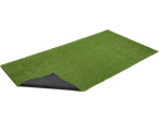 Rola veštačke trave LIVARNO Rasenteppich sa podignutim uglom koji prikazuje crnu podlogu.