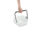 Mão segurando um recipiente de aspirador com filtro de água Silvercrest® com água