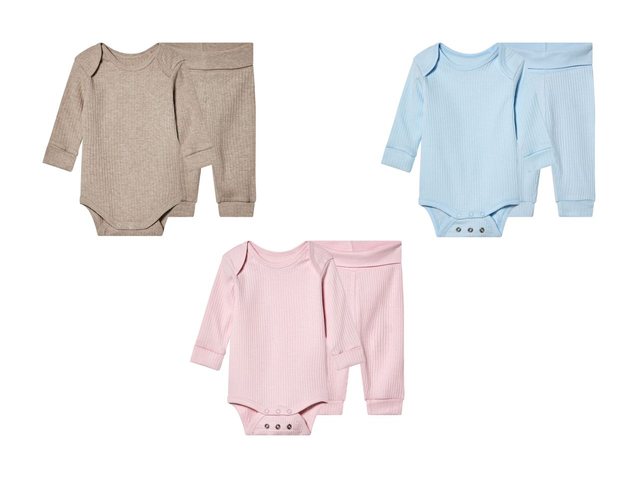 Tre sæt babytøj i beige, lyserød og lyseblå.