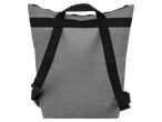 Rucsac gri din material textil cu bretele negre, vedere din spate.
