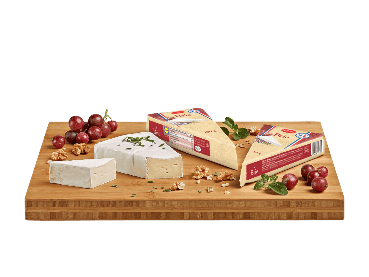 Brie-Käsekeile und -blöcke auf einem Holzbrett mit Trauben, Walnüssen und Kräutern.