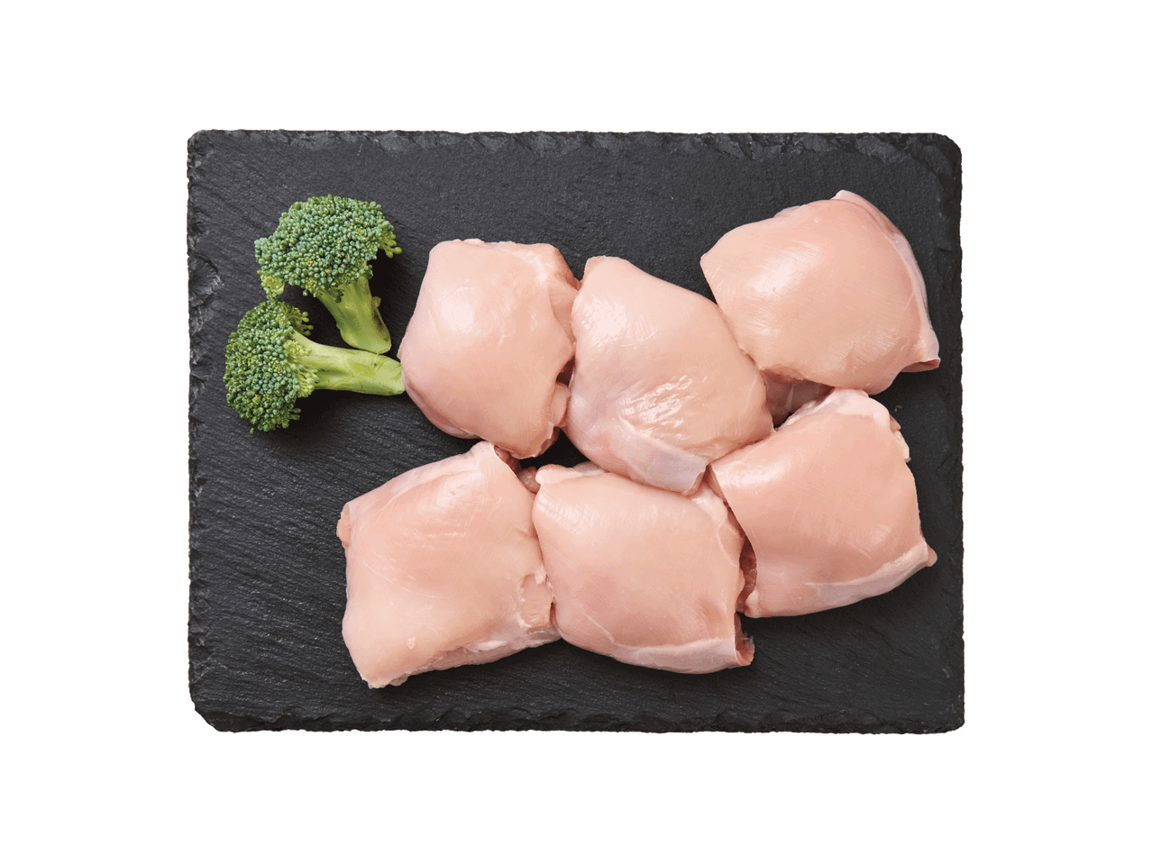 Vistas augšstilbi bez kauliem un brokoļi uz melna šīfera dēļa.