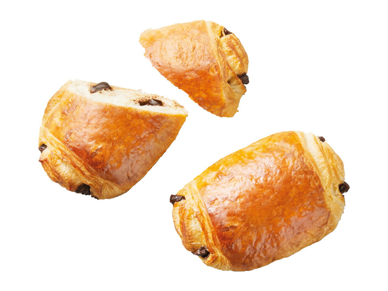 Kolme suklaacroissanttia, joista yksi on halkaistu, mustalla taustalla.