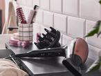 Asciugacapelli Cien Beauty con diffusore e spazzole su un ripiano del bagno.