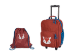 Ein roter Kinder-Rollkoffer und ein passender Turnbeutel mit Fuchs-Motiv.