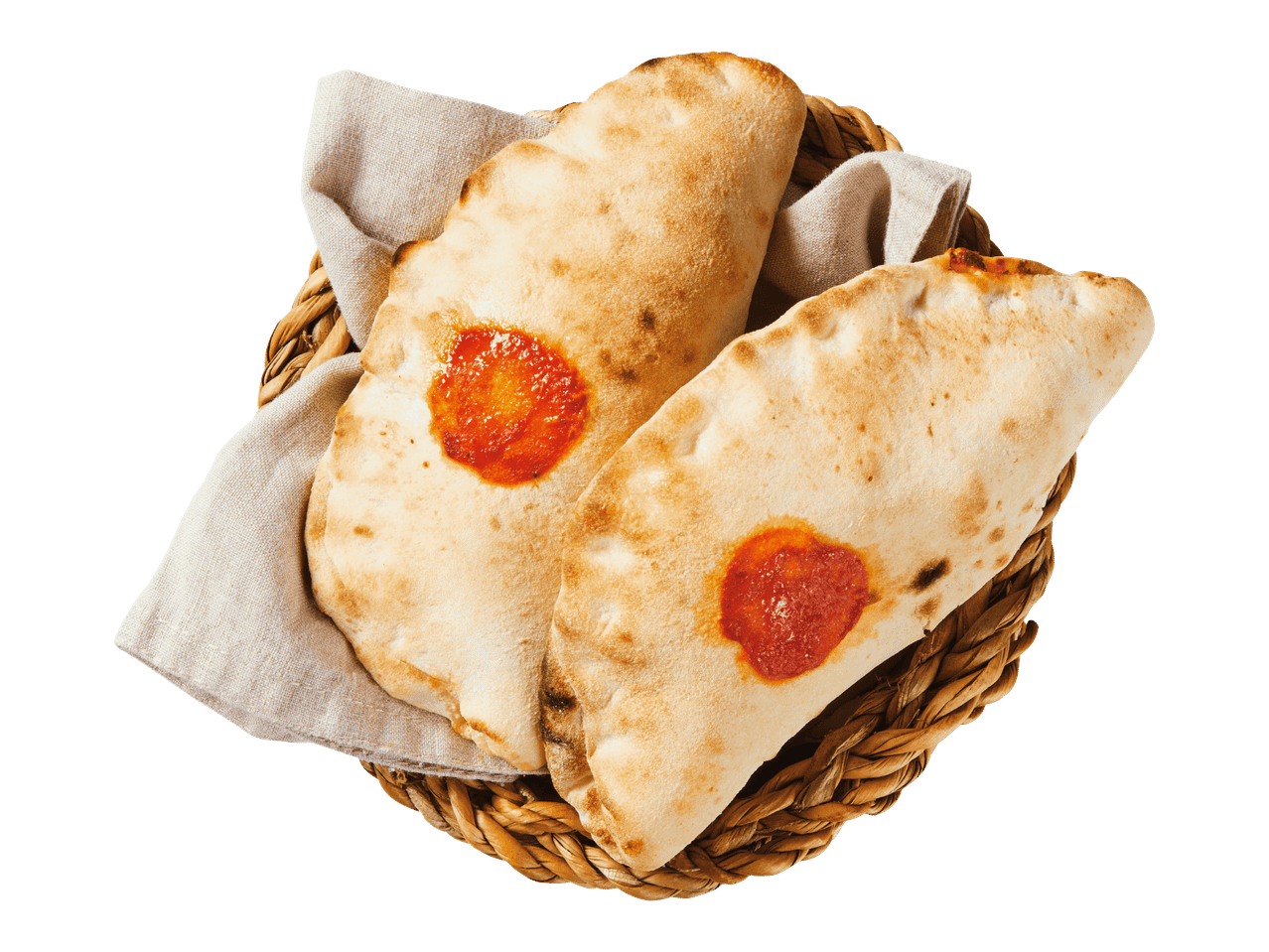 Kaksi calzonea punaisella tomaattikastikkeella pajukorissa pellavaliinan päällä.