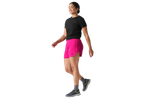Mulher usando shorts e tênis esportivos.
