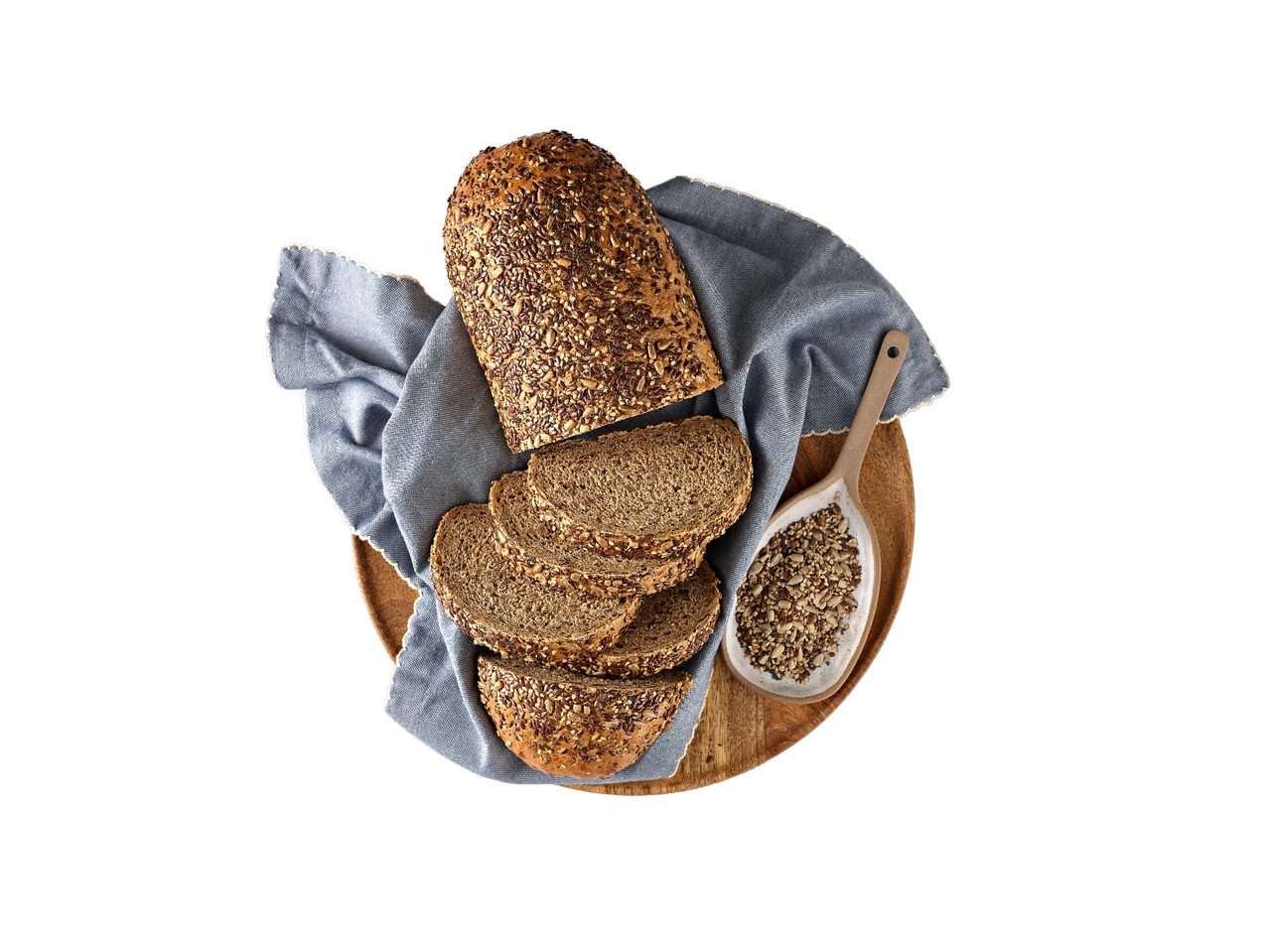 Kruh sa sjemenkama, narezan na kriške, na drvenoj dasci s plavom krpom i zdjelicom sjemenki.