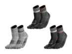 Drei Paar Sportsocken in verschiedenen Farben: Grau, Schwarz mit Orange und Schwarz mit Pink.