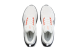 Ανδρικά παπούτσια τρεξίματος CRIVIT λευκά με πορτοκαλί κορδόνια, από πάνω.