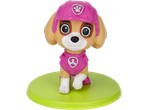 Figura de cão rosa com capacete e uniforme, sobre uma base verde.