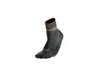 Calzino sportivo nero con dettagli arancioni e un logo a forma di montagna.