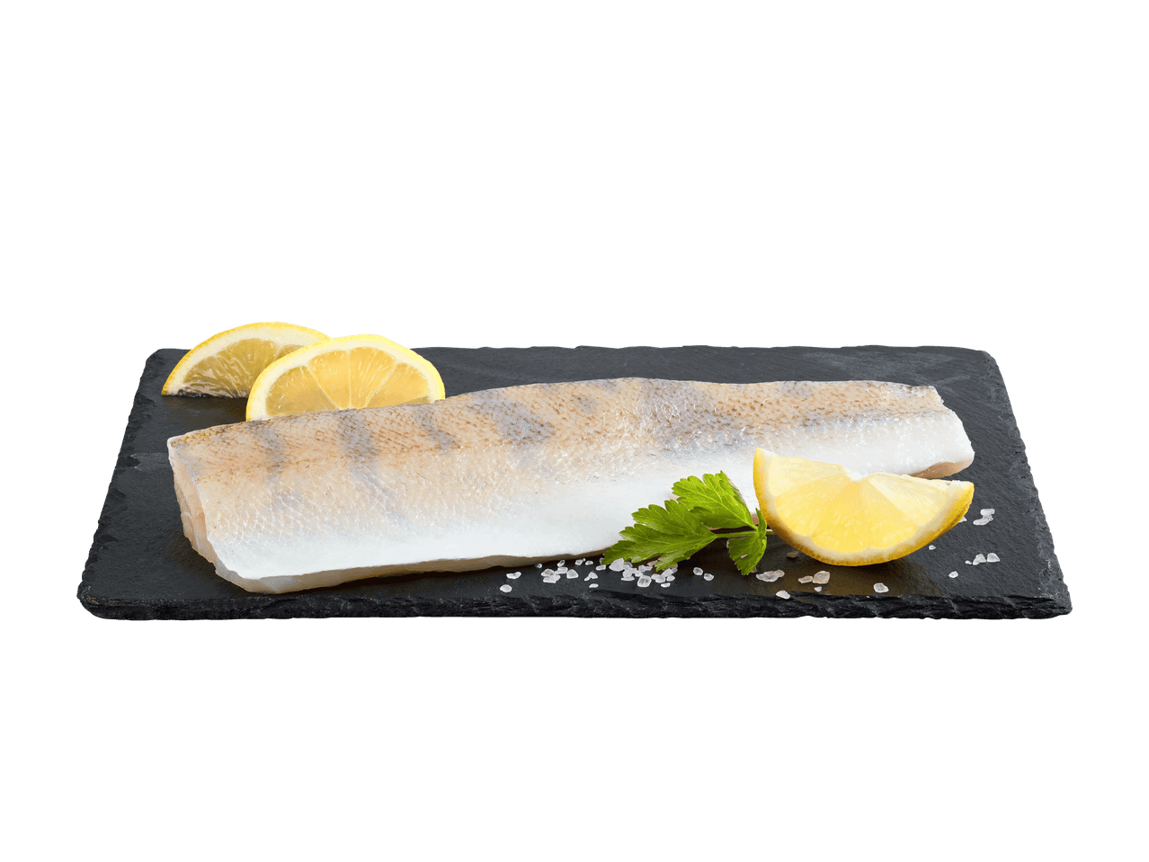 Weißfischfilet mit Zitronenscheiben, Petersilie und Meersalz auf einer Schieferplatte.
