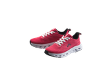 Par crveno-belih sportskih patika sa crnim detaljima