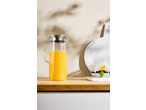 Carafă de suc de fructe SILVERCREST cu suc de portocale, afine și mentă pe un blat de lemn.