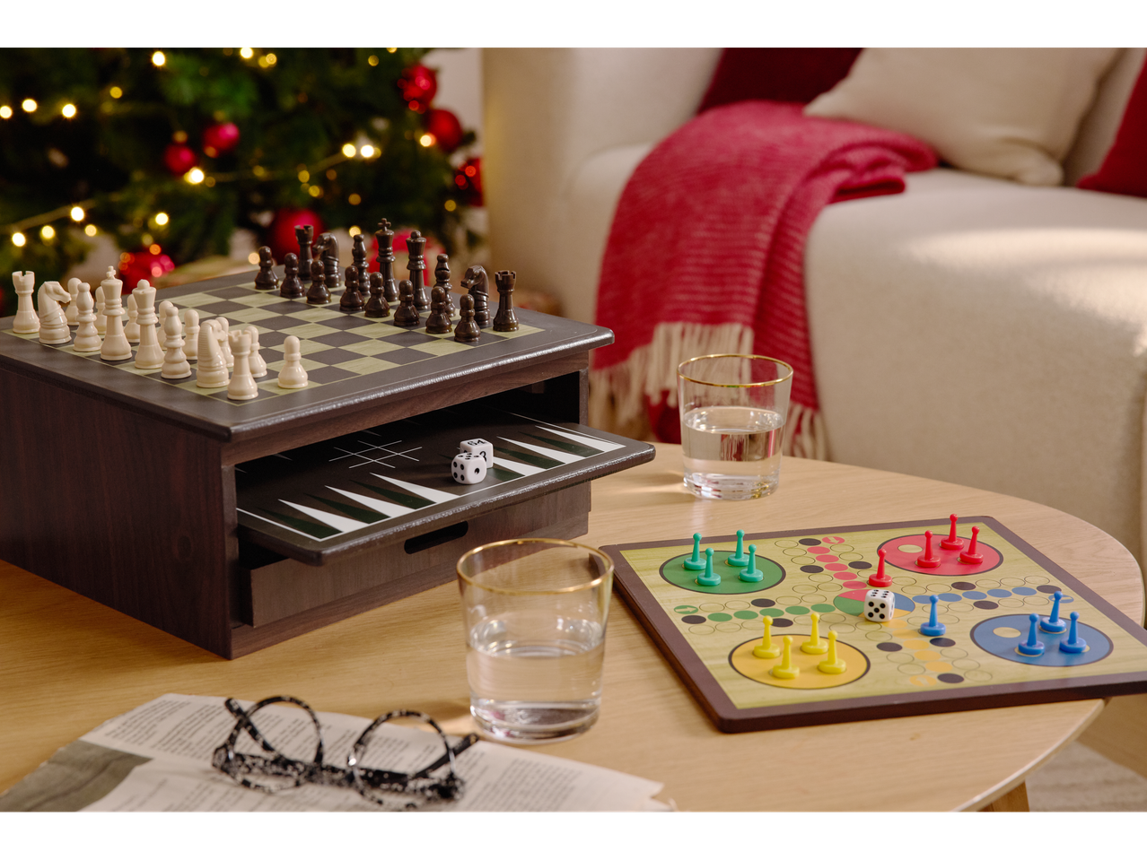 10-ühes puidust mängukarp malemängu, backgammoni ja Ludoga jõuluses keskkonnas.