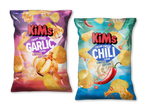 To poser chips: en med sprød stegt hvidløgssmag og en med flødeost-chili.