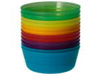 Подредени една върху друга пластмасови чаши в цветовете на дъгата.