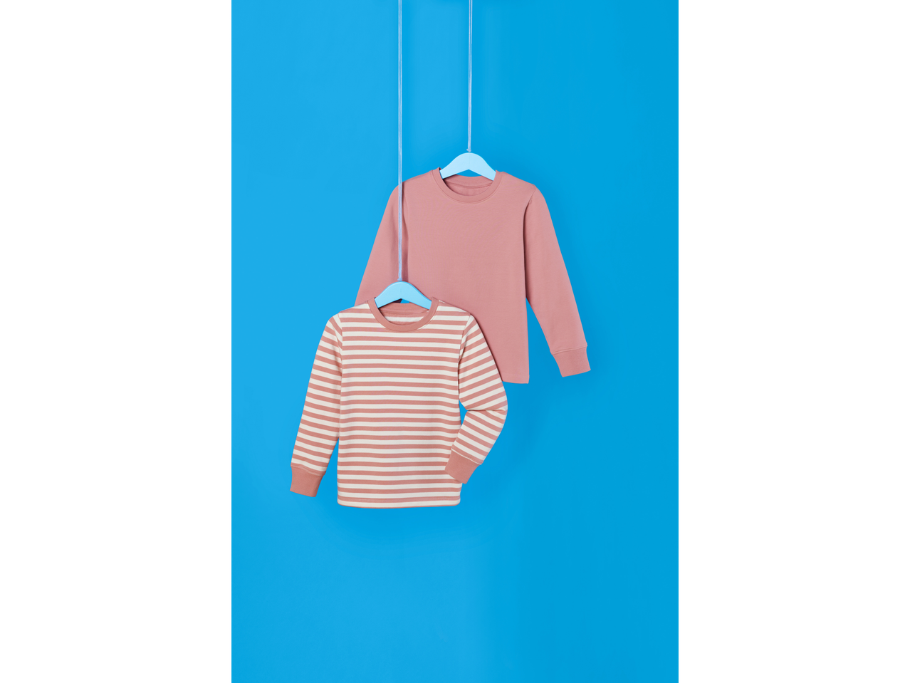 Dvije Lupilu termalne majice za djevojčice, jedna ružičasta, druga prugasta, na plavoj pozadini.