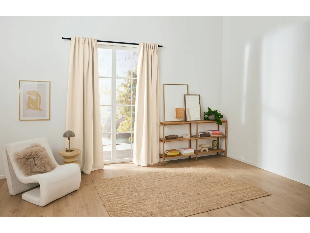 Set de perdele LIVARNO home într-un living luminos cu covor și raft din lemn.