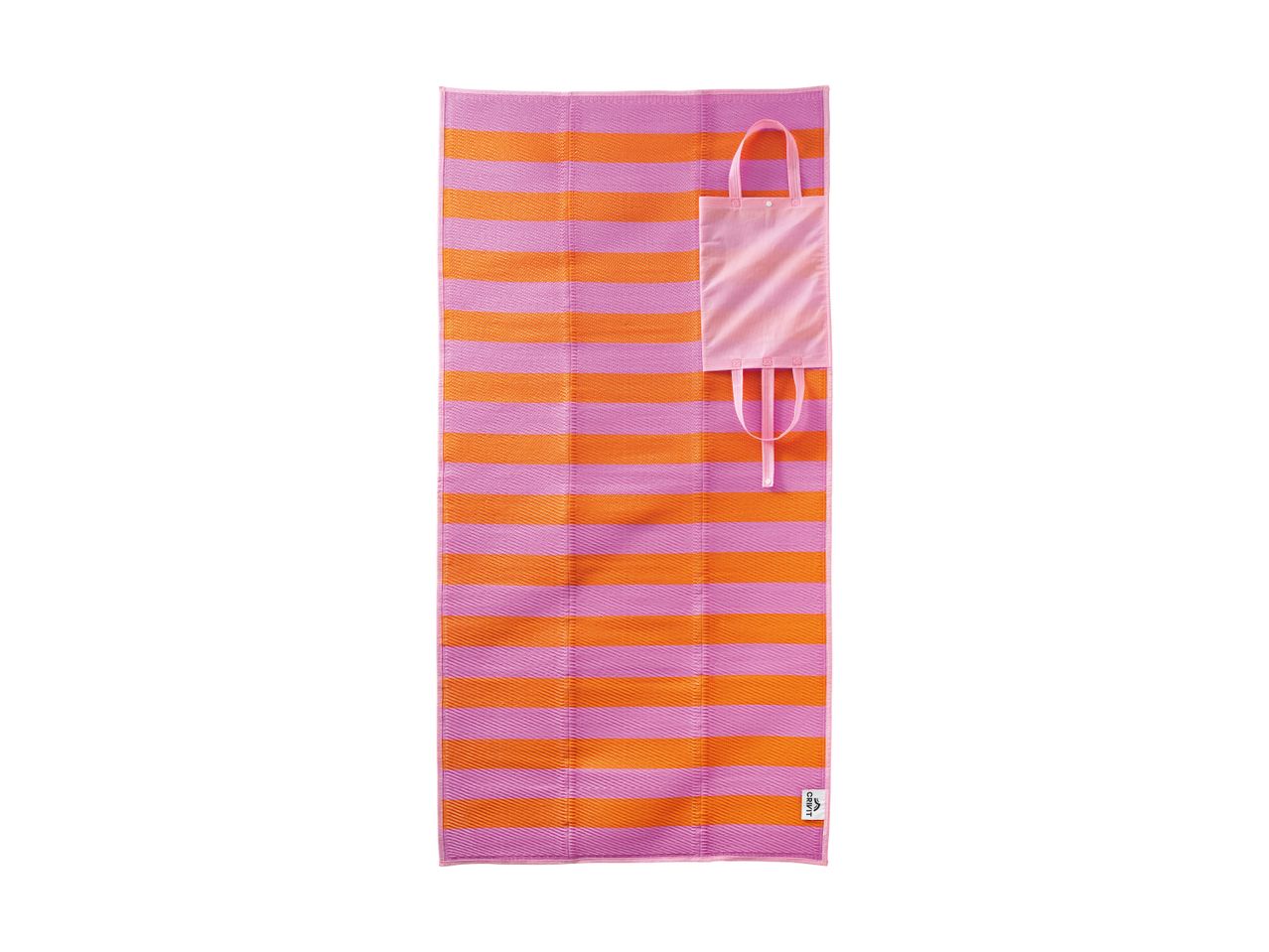 Stribet strandmåtte i pink og orange med en lille taske.