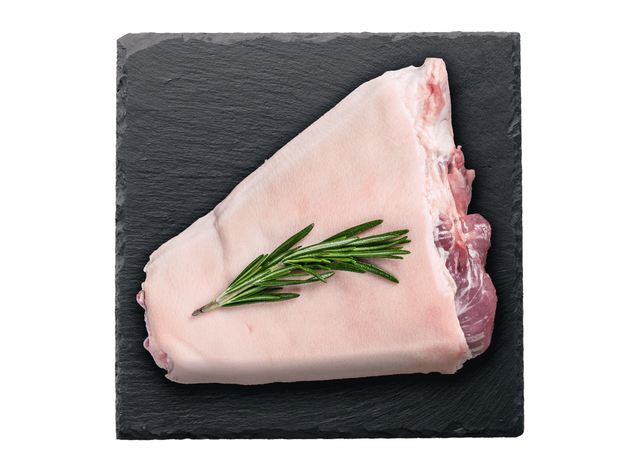 Toores seakoot rosmariiniga mustal kiltkiviplaadil.