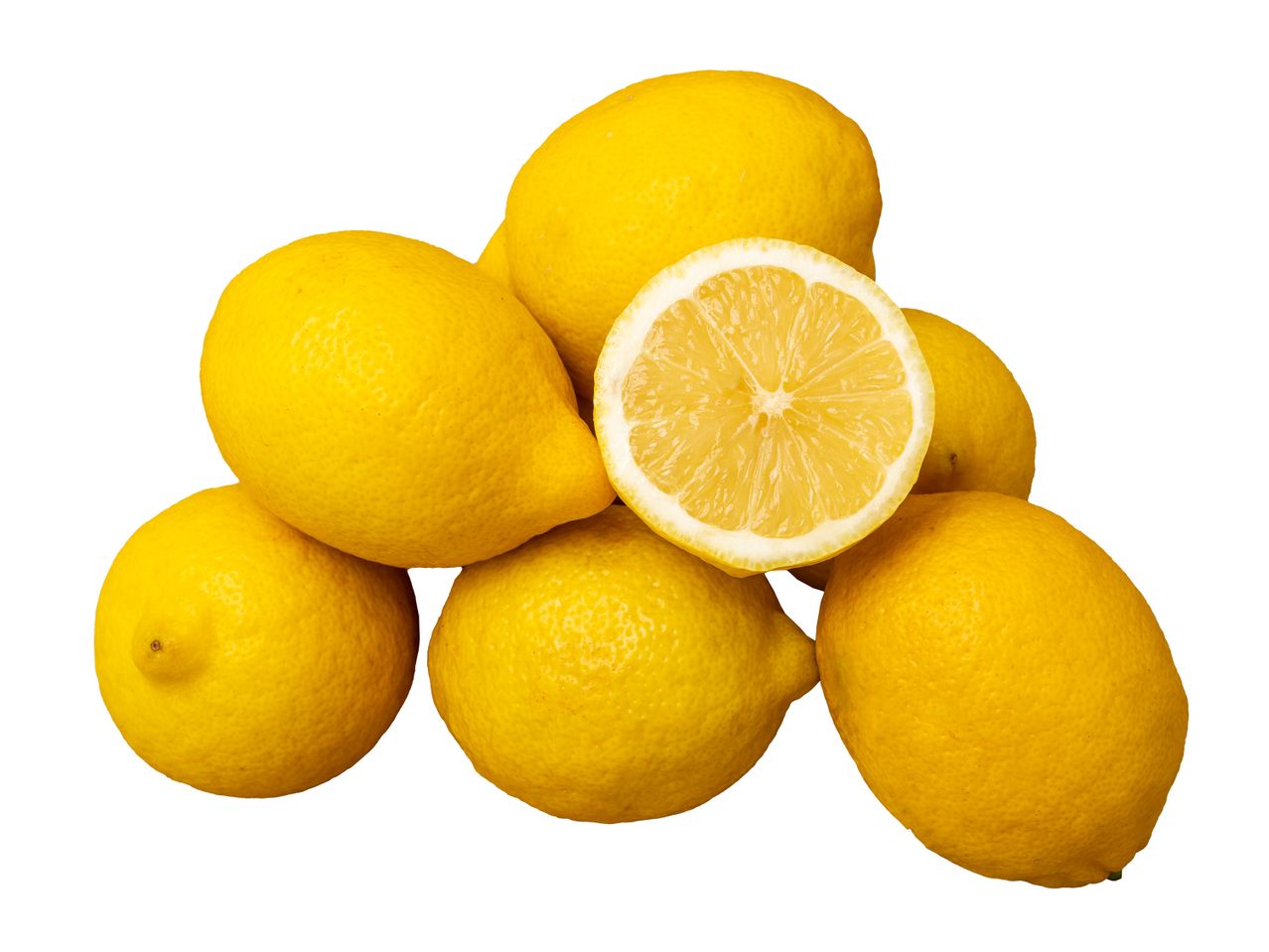 Lămâi proaspete, una tăiată în jumătate, pe un fundal alb.