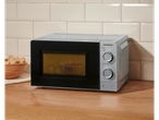 Micro-ondas SILVERCREST® 700W numa bancada de madeira com azulejos claros.