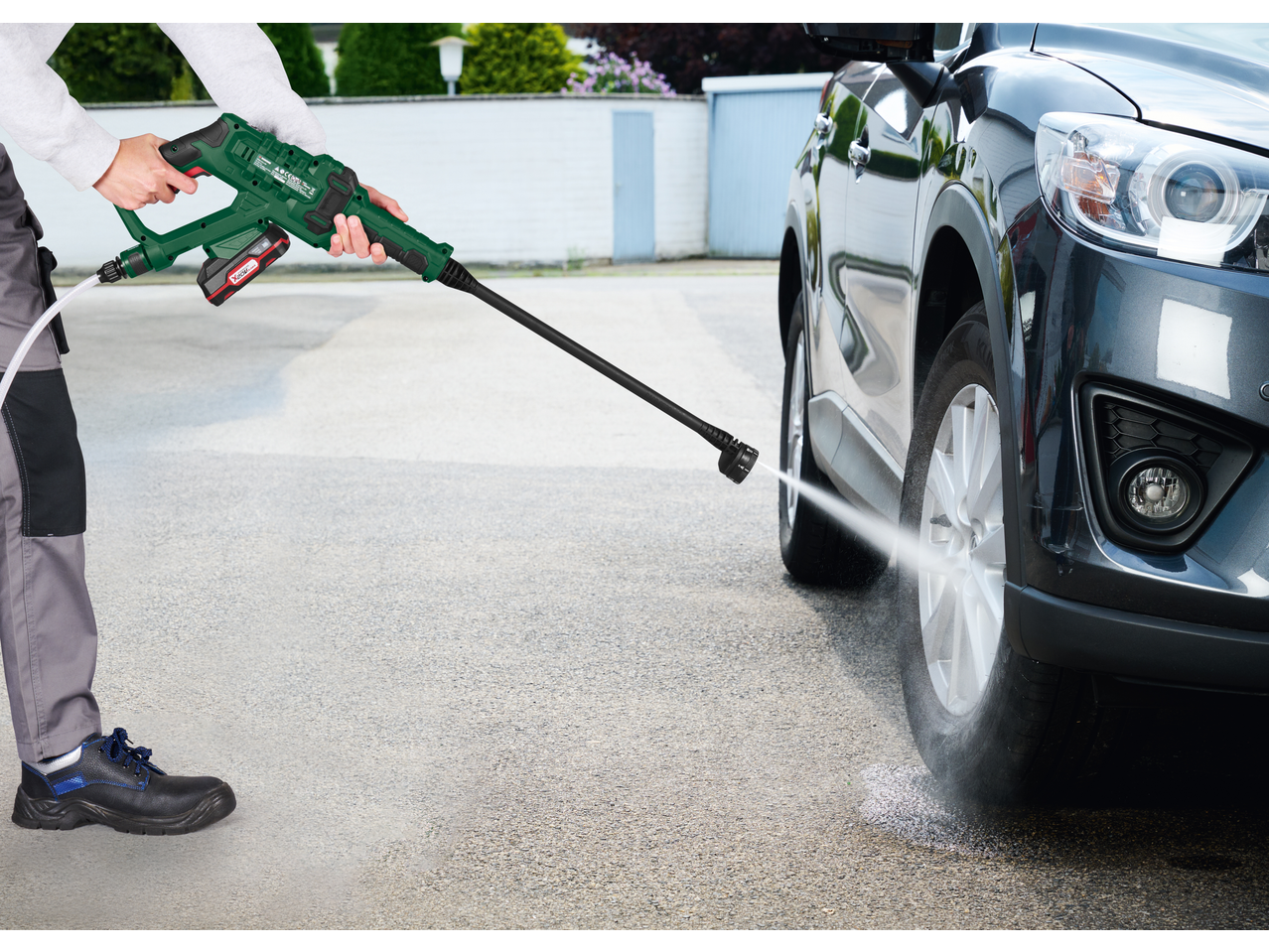 PARKSIDE set de curățare cu înaltă presiune cu acumulator, spălând o mașină.