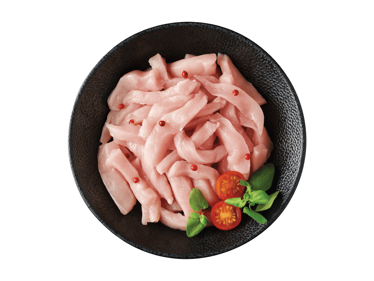 Šviežia, supjaustyta vištienos filė su pomidorais ir baziliku juodame dubenyje.