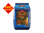 En pakke tricolore fusilli pasta med teksten 'Fast lav pris' i et rødt skilt.