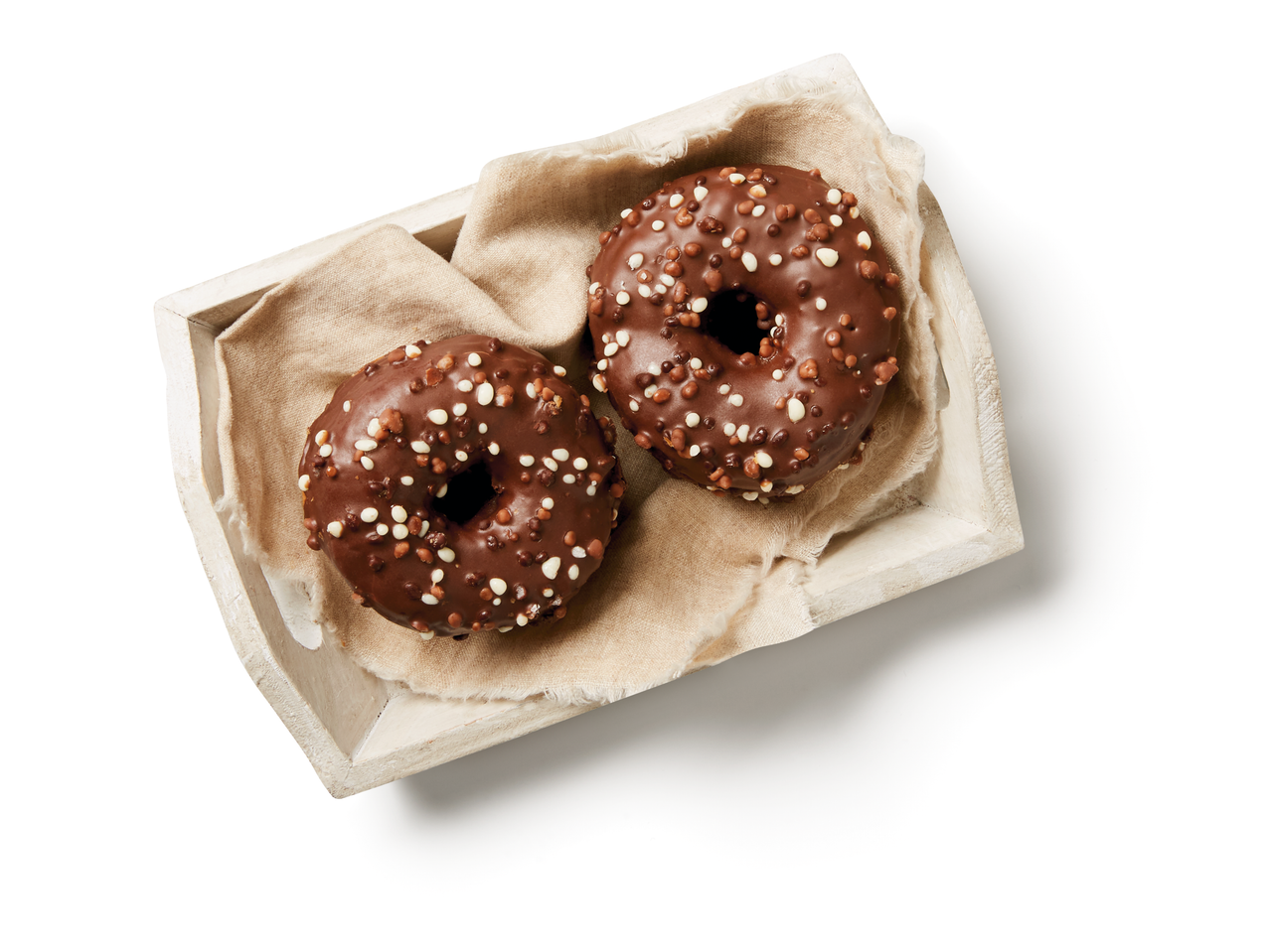 Chocolade donuts met sprinkles in een houten schaal.