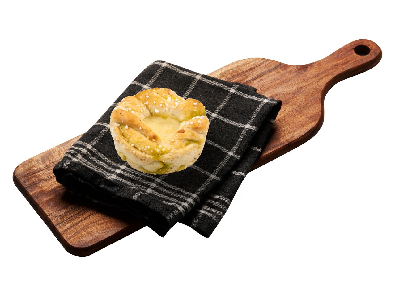 Pestobröd på en träbricka.