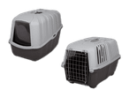 Zwei Haustiertransportboxen, eine geschlossene Katzentoilette und eine Transportbox mit Gittertür.