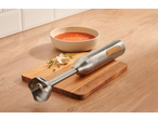 Varinha mágica SILVERCREST 2 em 1 com uma tigela de sopa de tomate e ervas numa tábua de madeira.