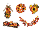 Herbstliche Dekorationen: ein Türkranz, ein Herz, eine Girlande und ein Kerzenhalter mit Kürbissen und Blättern.