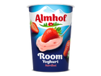Beker romige aardbeienyoghurt met afbeeldingen van verse aardbeien.